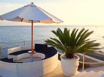 Uređena obala u Punti Skali s ležaljkama uz more i tirkiznom vodom